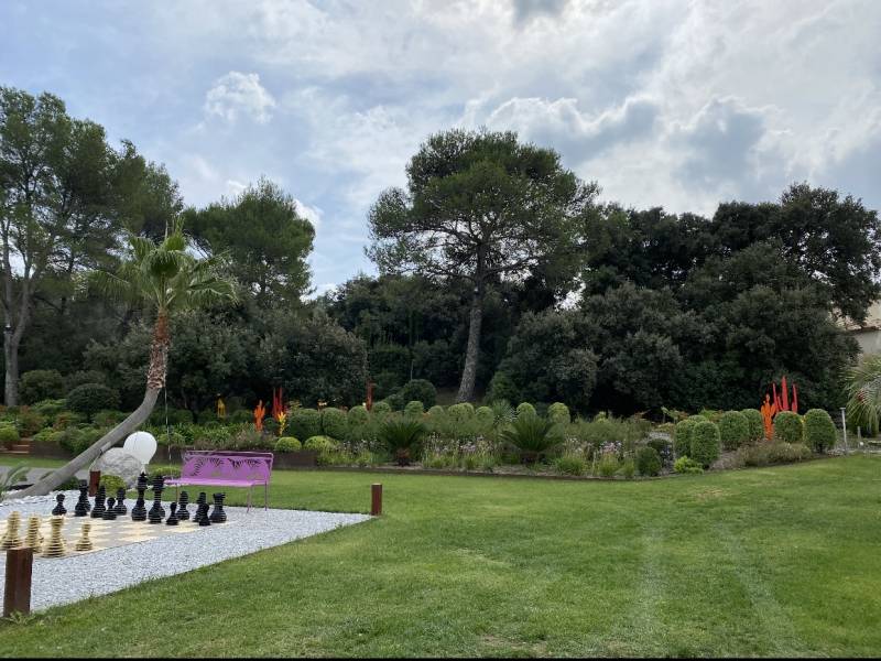 Paysagiste pour entretien de jardin contemporain dans les Alpilles, pour des espaces extérieurs modernes, soignés et bien entretenus